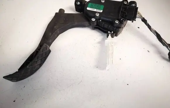 Accelerator throttle pedal