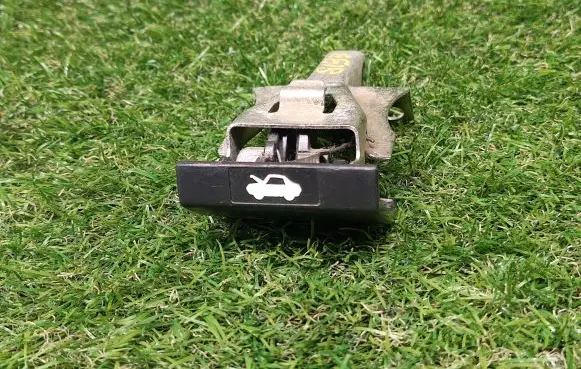 Engine bonnet (hood) release handle
