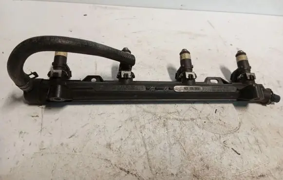 Volkswagen Golf IV Fuel injector supply line/pipe 036906031m