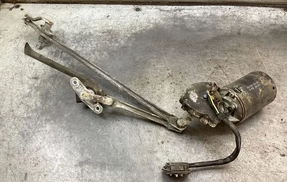 Mercedes-Benz W123 Front wiper linkage and motor 0390341076 058DHP
