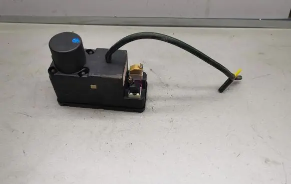 Audi A6 S6 C4 4A Central locking vacuum pump 4A0862257F