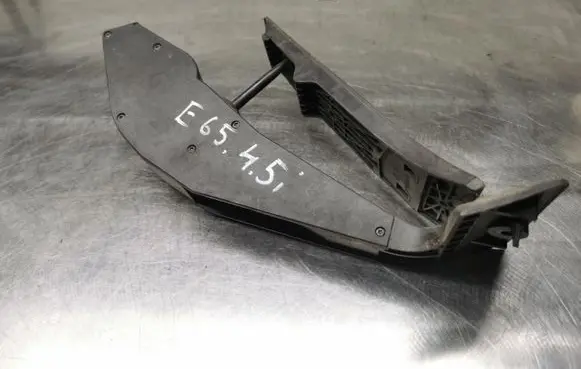 Accelerator throttle pedal