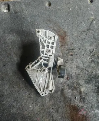 Nissan Qashqai Generator/alternator bracket 