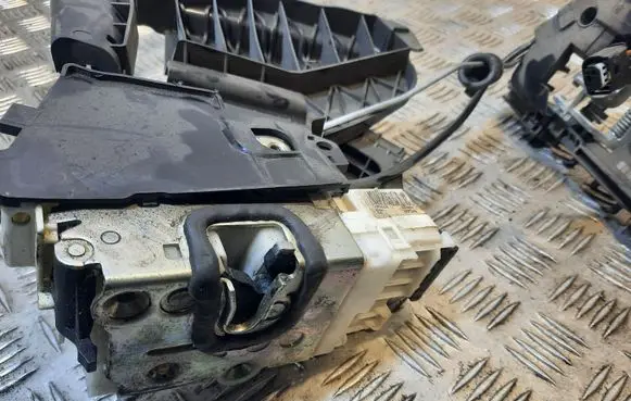 Mercedes-Benz GL X164 Rear door lock A1647331014