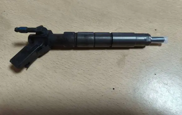 Mercedes-Benz C W205 Fuel injector 0445117