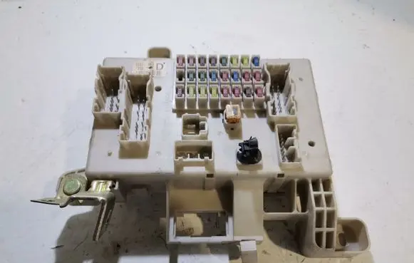 Toyota Corolla Verso AR10 Fuse module 06813A21