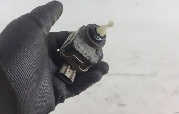 Headlight level adjustment motor