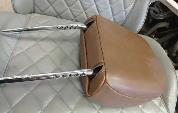 Chrysler Pacifica Front seat headrest 