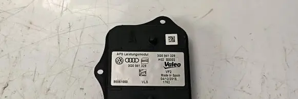 Volkswagen PASSAT B8 Voltage converter/converter module 
