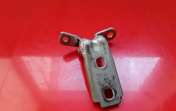 Chevrolet Cruze Front door upper hinge A046057 P11278