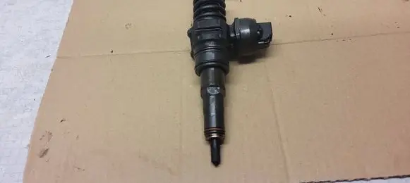 Volkswagen Golf V Fuel injector 038130073AG 0414720235