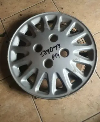 Chrysler Stratus R14 wheel hub/cap/trim MB62484001