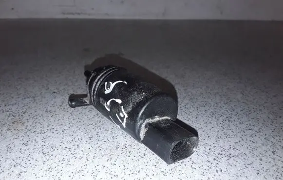 BMW 5 E39 Headlight washer pump 67128377612 8377612