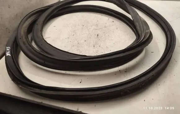 Volkswagen Touareg I Rubber seal loading door 