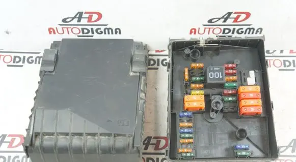 Volkswagen Touran I Fuse module 017181301