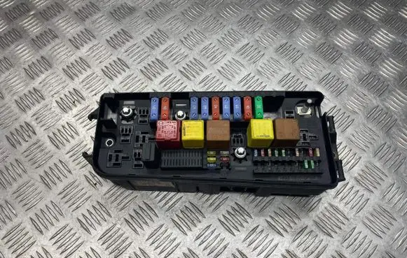 Opel Vectra C Fuse box set 13170899 519066104
