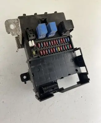 Nissan Terrano Fuse module 0E100495
