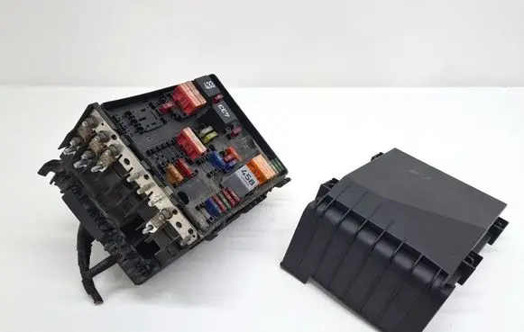 Volkswagen Touran I Fuse module 1K0937132D