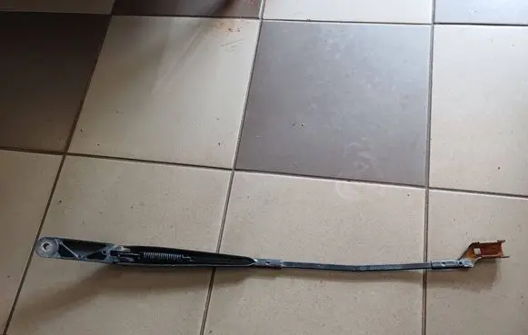 Front wiper blade arm