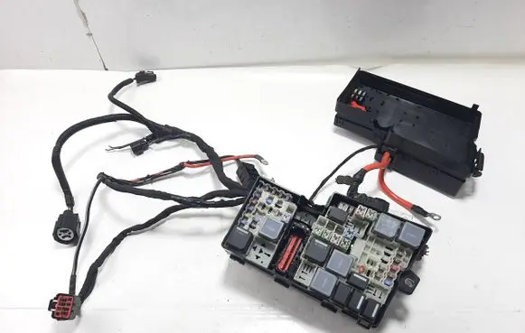 Volvo V40 Fuse module AV6T14A067AD
