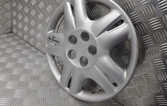 Toyota Avensis T220 R15 wheel hub/cap/trim 42602-05060