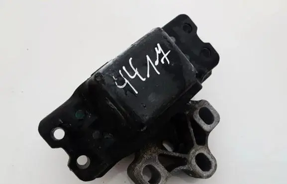 Volkswagen Touran I Engine mount bracket 1k0199555