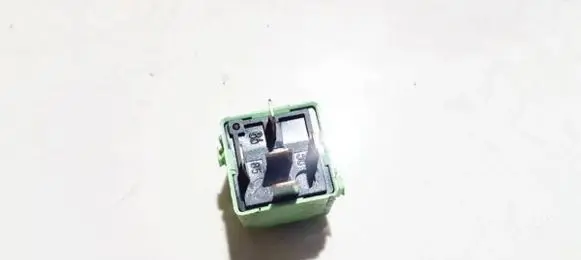 BMW 5 E39 Other relay 61368373700 v23134-k59-x312