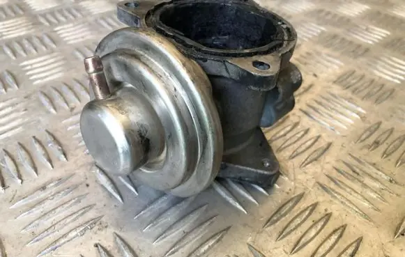 Volkswagen Touran I EGR valve 038129637D