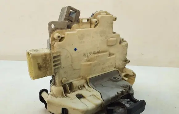 Audi A6 S6 C6 4F Front door lock 4F1837015