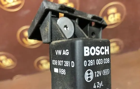 Skoda Octavia Mk2 (1Z) Glow plug pre-heat relay 0281003038