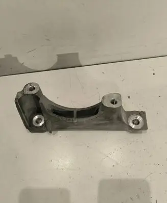 Toyota RAV 4 (XA50) Engine mounting bracket