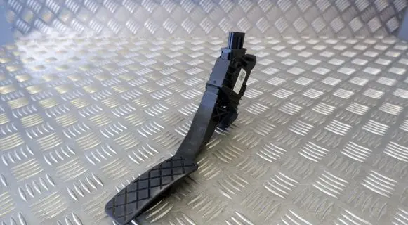 Volkswagen Tiguan Accelerator throttle pedal 5Q2723503D