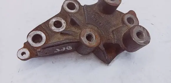 Honda CR-V Engine mounting bracket