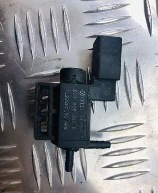 Volkswagen Touran I Turbo solenoid valve 037906283C