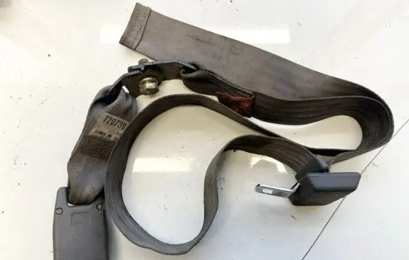 Mazda 626 Rear seatbelt buckle T2073B