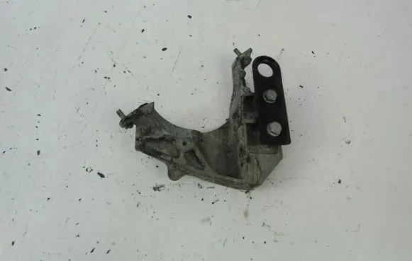 Peugeot 307 Engine mounting bracket 