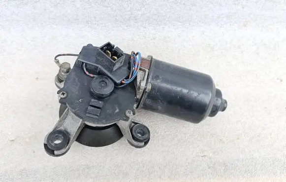 Mitsubishi Eclipse (D21A/D22A/D27A) Wiper motor