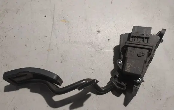Accelerator throttle pedal