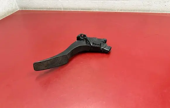 Chrysler Pacifica Accelerator throttle pedal 04581677AB
