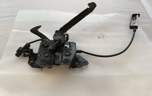 Engine bonnet/hood lock/catch