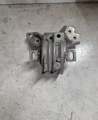 Peugeot 508 Engine mount bracket