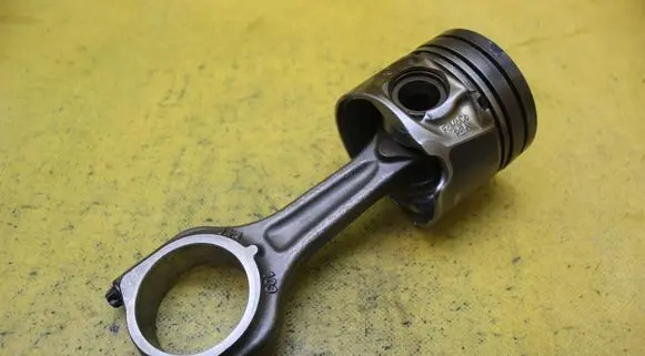 Peugeot 207 Piston with connecting rod