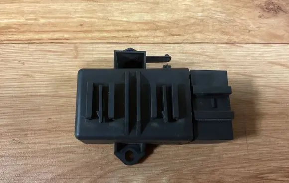 Volkswagen Touareg II Seat heating relay 3AA959772 001SW0003