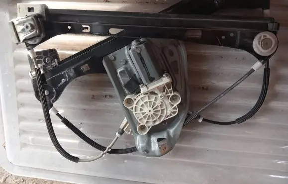 Mercedes-Benz C W203 Front door window regulator motor A2118201842