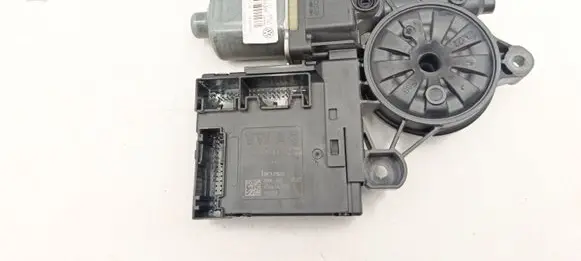 Volkswagen PASSAT B7 Front door window regulator motor 3AA959702A