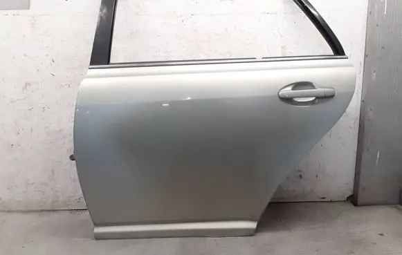 Toyota Avensis T250 Rear door