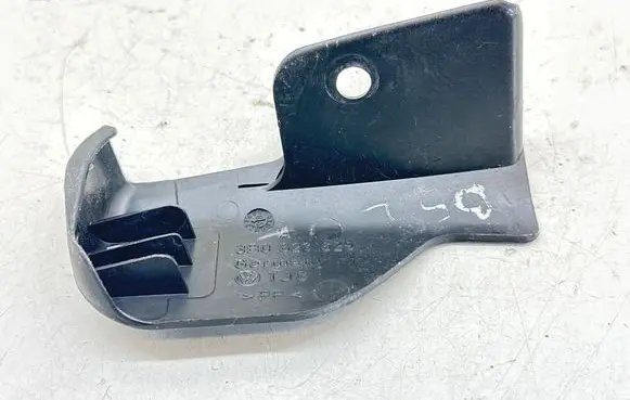 Volkswagen PASSAT B5 Other interior part 3B0823629