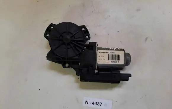 KIA Ceed Front door window regulator motor 402055D