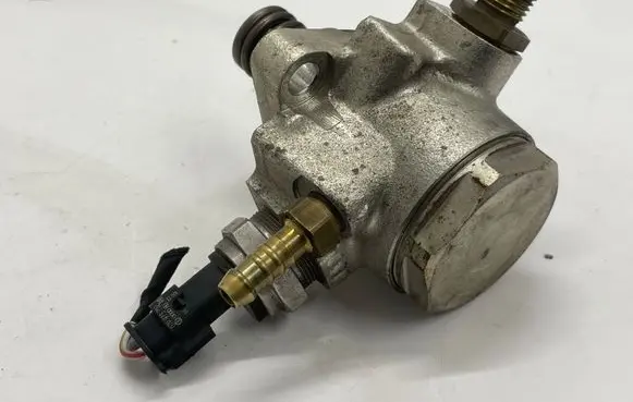Volkswagen Jetta VI Fuel injection high pressure pump 04E127026H