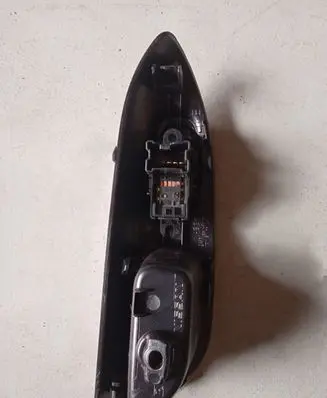 Nissan Juke I F15 Electric window control switch 829611KA2A
